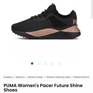 Women’s 8.5 black and pink pumas in good condition